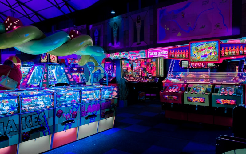 温布尔登网球锦标赛 - 选手草地赛场挥拍击球