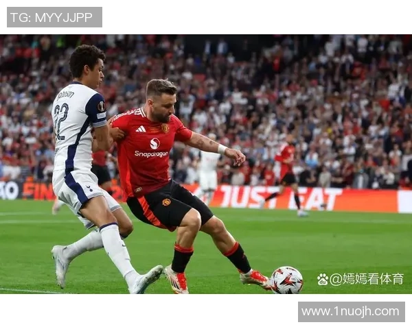 世界杯经典对决曼联与热刺激战成平局神奇扑救成全场焦点